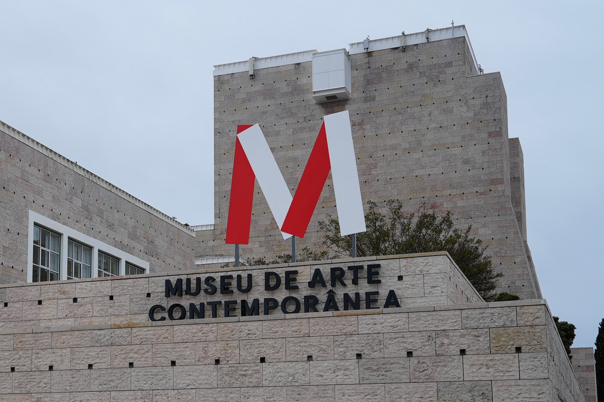 imagem do lettring que está na fachada do CCB- a Dizer Museu de Arte Contemporânea.