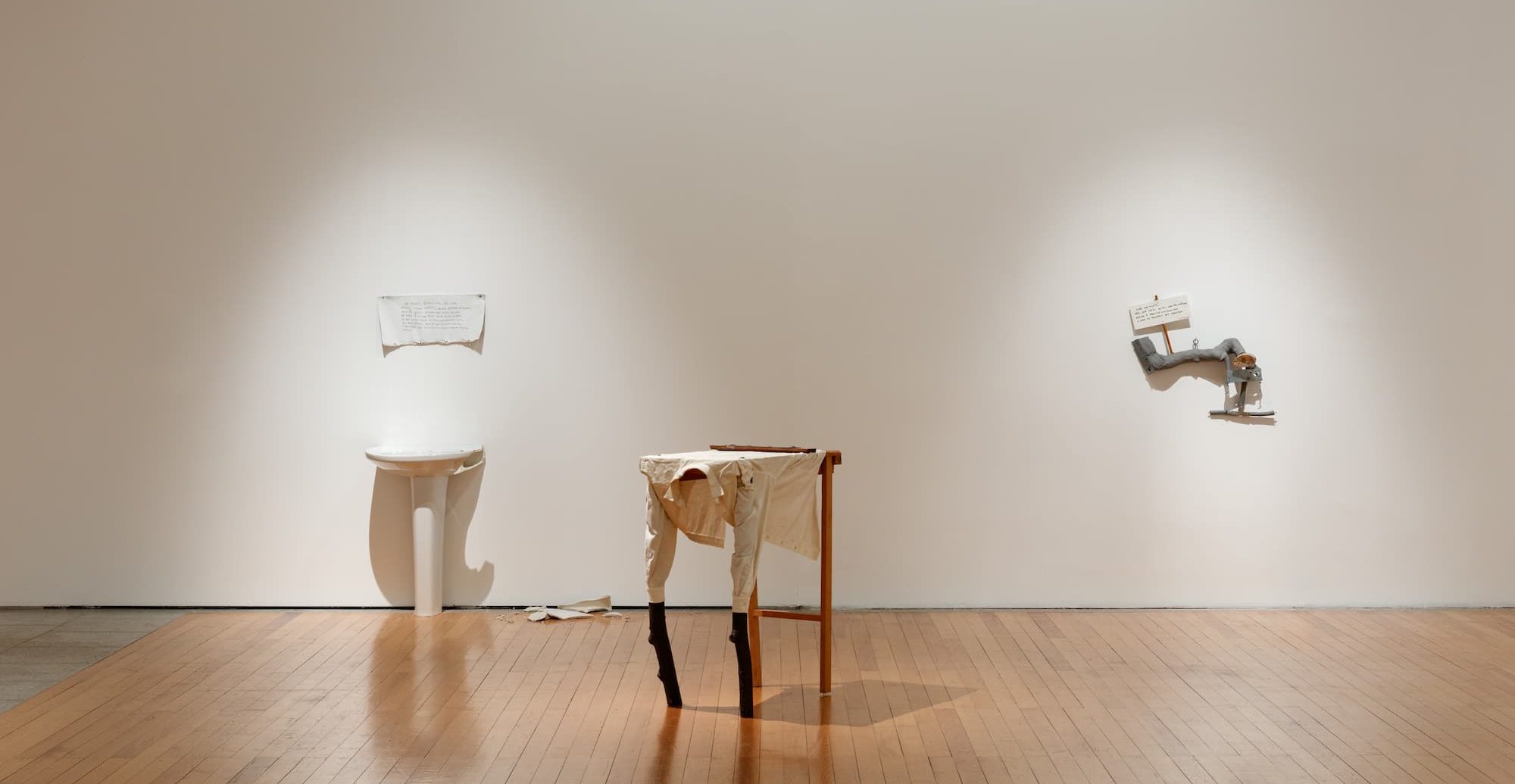 Vista parcial da exposição «Objeto, Corpo e Espaço», com obras da CACE - Coleção de Arte Contemporânea do Estado. Fotografia de António Jorge Silva.