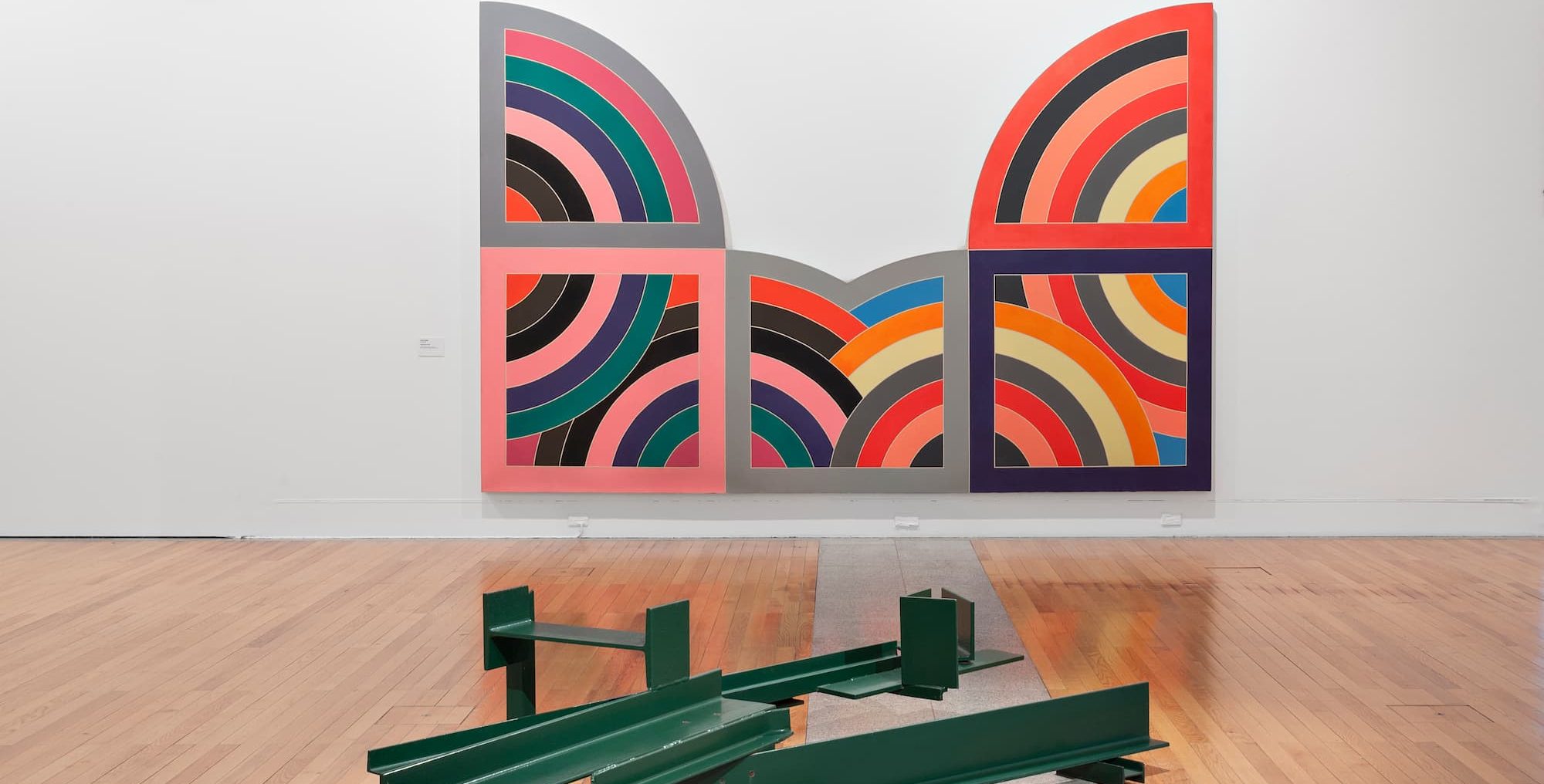 Vista parcial da exposição Objeto, Corpo e Espaço. A revisão dos géneros artísticos a partir da década de 1960, com obras de Anthony Caro e Frank Stella_Foto de David Rato